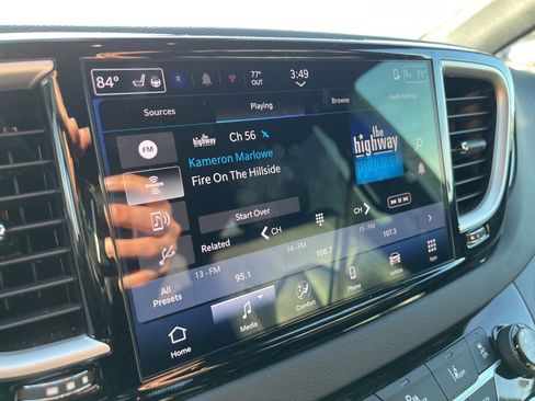 Used 2025 Chrysler Pacifica Select image 17