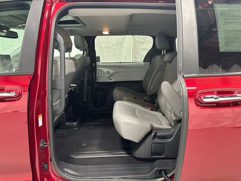 Used 2025 Toyota Sienna XLE image 45