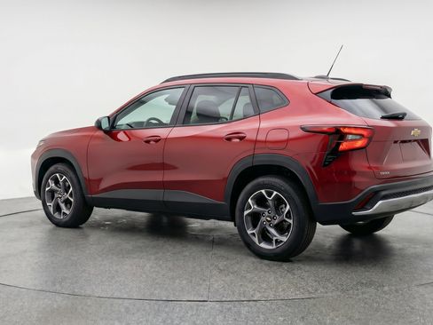 Used 2025 Chevrolet Trax LT FWD image 6