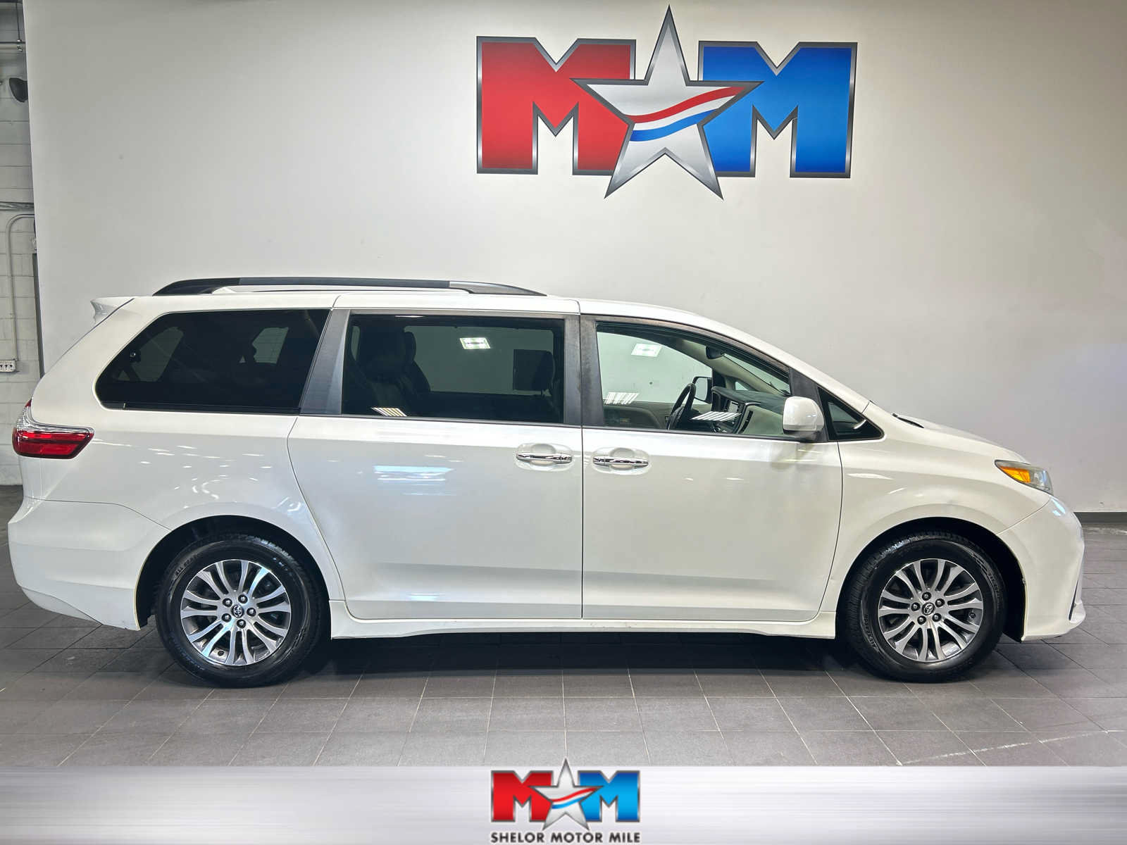 Used 2019 Toyota Sienna XLE FWD image 1