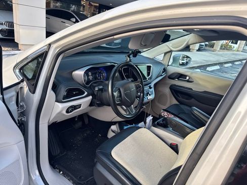 Used 2021 Chrysler Pacifica Touring-L w/ Uconnect Theater Family Group FWD image 14