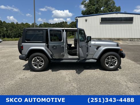 Used 2020 Jeep Wrangler Unlimited Sahara image 30
