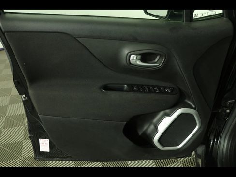 Used 2019 Jeep Renegade Latitude w/ Safety & Security Group II image 14