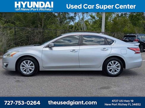 Used 2014 Nissan Altima 2.5 S w/ Sport Value Package FWD image 2
