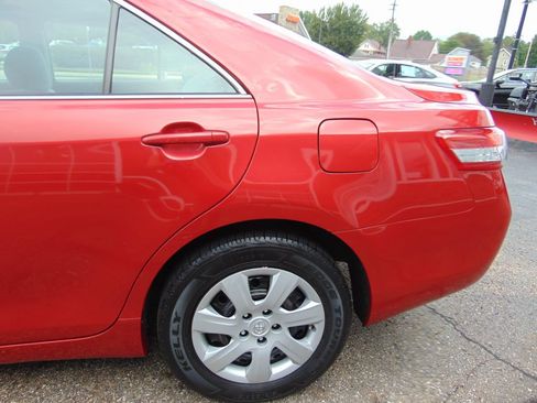 Used 2010 Toyota Camry LE FWD image 13