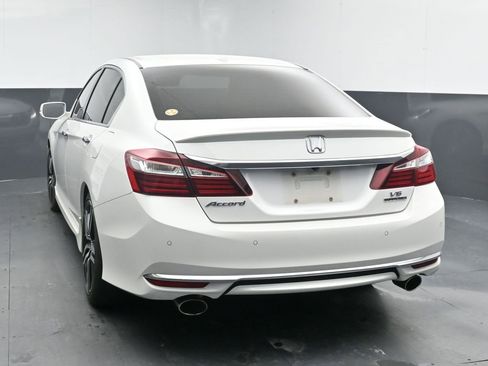Used 2016 Honda Accord Touring image 6
