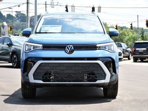 New 2025 Volkswagen Taos SE image 2