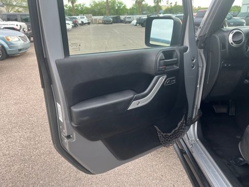 Used 2014 Jeep Wrangler Unlimited Rubicon w/ Connectivity Group AWD/4WD image 15
