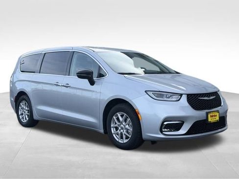 Used 2024 Chrysler Pacifica Touring-L image 1