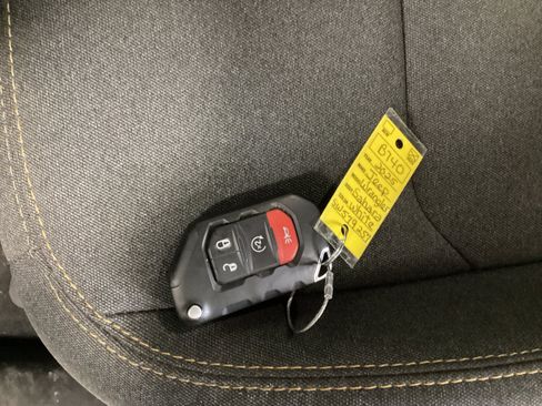 Used 2025 Jeep Wrangler Unlimited Sahara w/ Safety Group AWD/4WD image 31