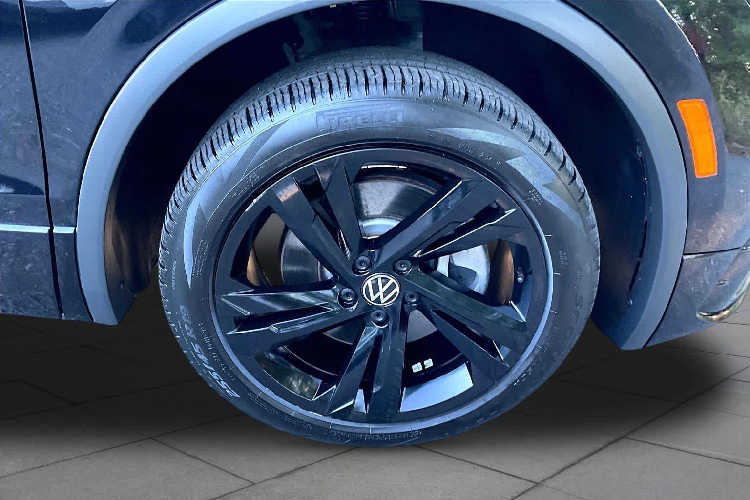 Used 2024 Volkswagen Tiguan SE R-Line AWD/4WD image 11