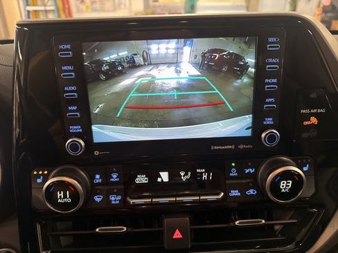 Used 2022 Toyota Highlander XLE image 15
