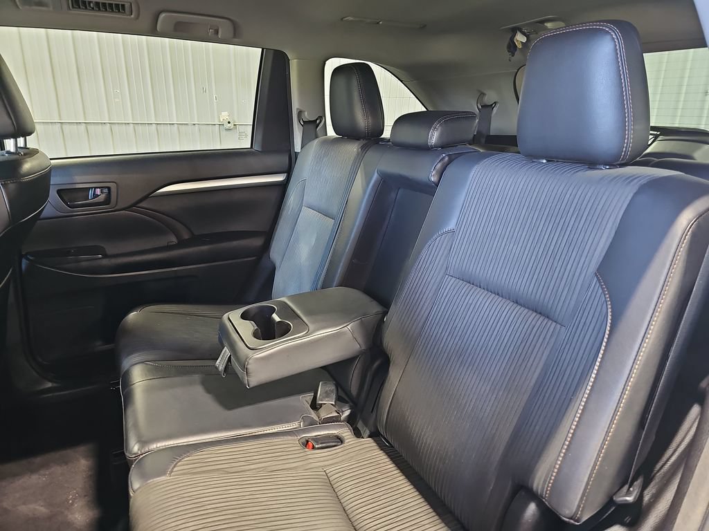 Used 2018 Toyota Highlander Plus w/ Carpet Mat Package (TMS) AWD/4WD image 15