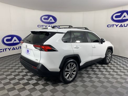 Used 2019 Toyota RAV4 XLE Premium FWD image 3