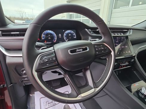 Used 2025 Jeep Grand Cherokee Altitude image 9