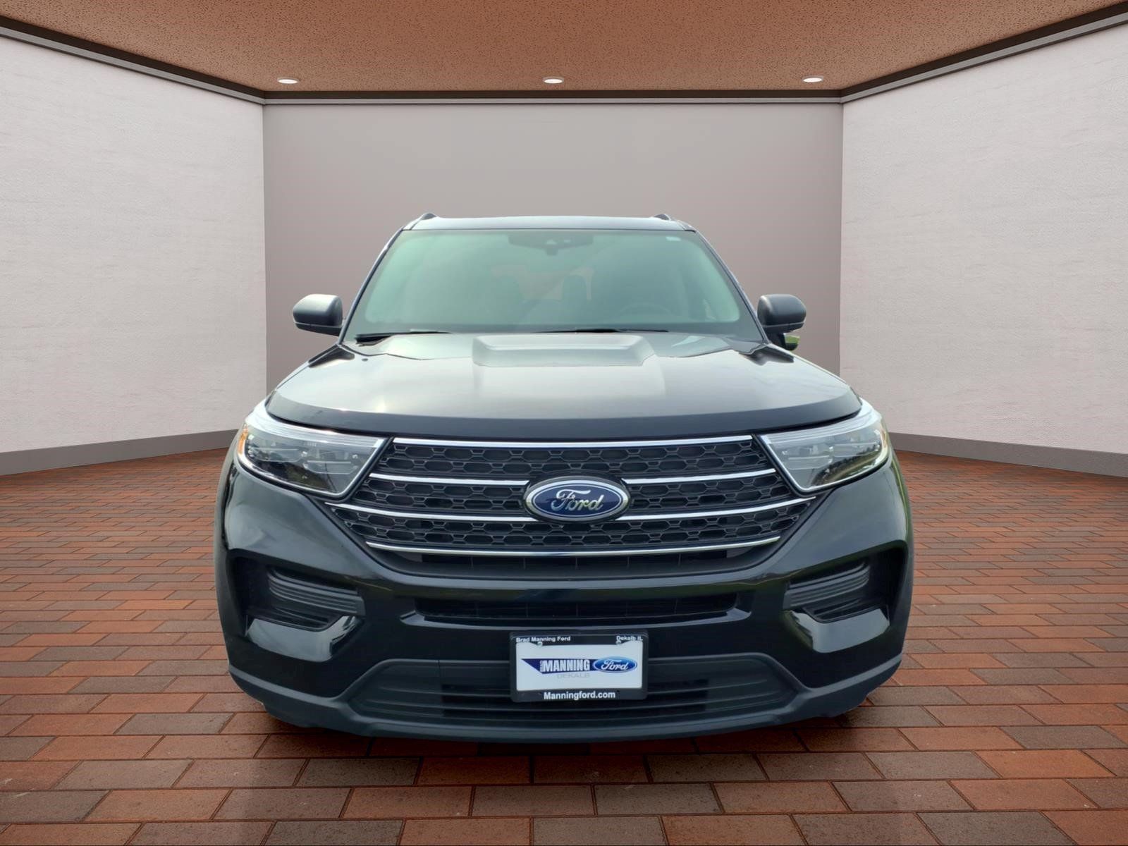 Used 2024 Ford Explorer XLT AWD/4WD image 3