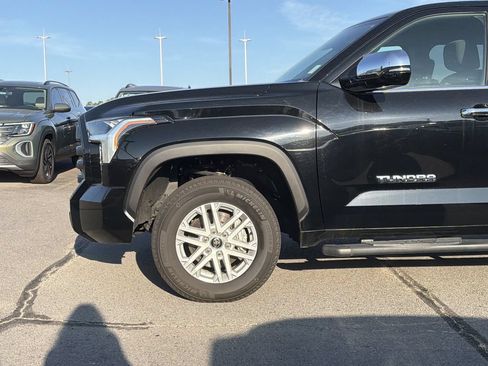Used 2022 Toyota Tundra SR5 w/ SR5 Convenience Package AWD/4WD image 7