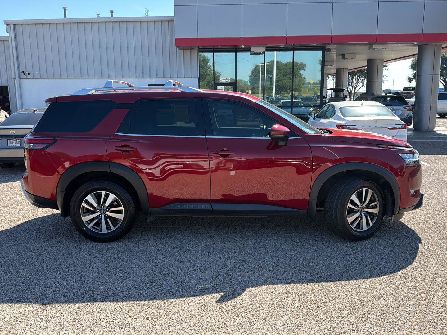 Used 2023 Nissan Pathfinder SL w/ Black Appearance Package AWD/4WD image 2