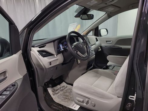 Used 2019 Toyota Sienna LE image 12