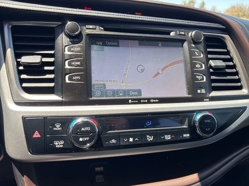 Used 2019 Toyota Highlander XLE AWD/4WD image 26