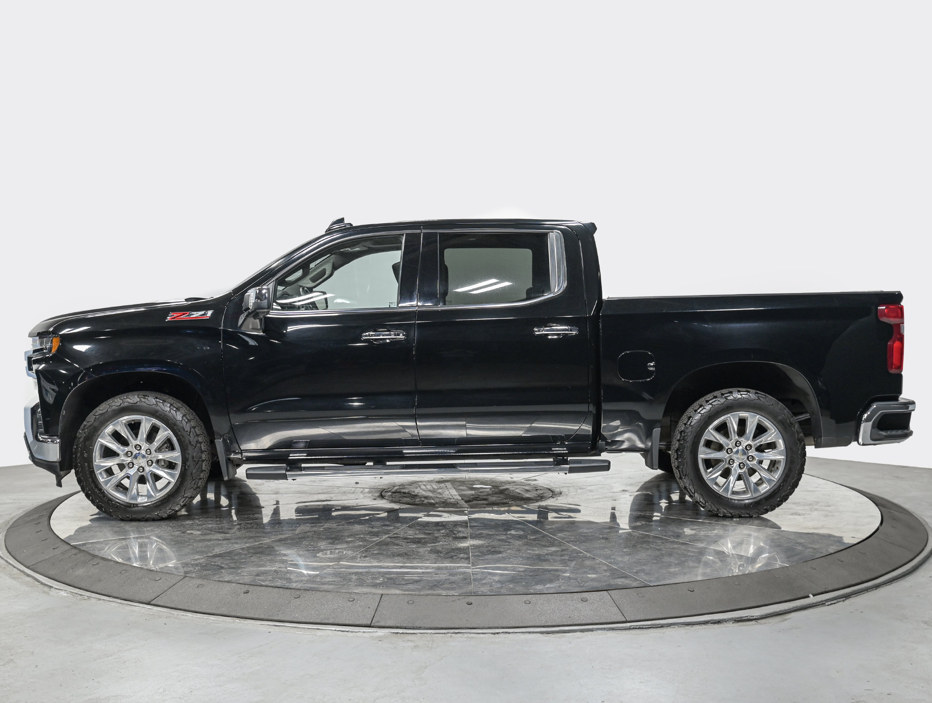 Used 2022 Chevrolet Silverado 1500 LTZ w/ LTZ Premium Package AWD/4WD image 2