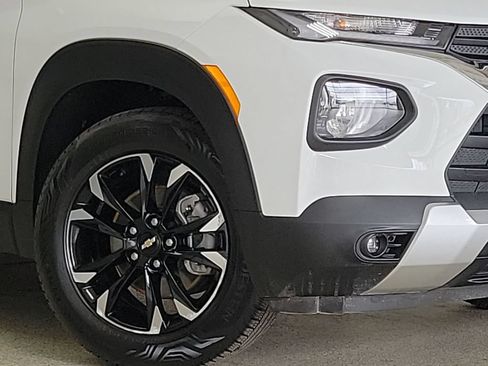 Used 2023 Chevrolet TrailBlazer LT FWD image 2