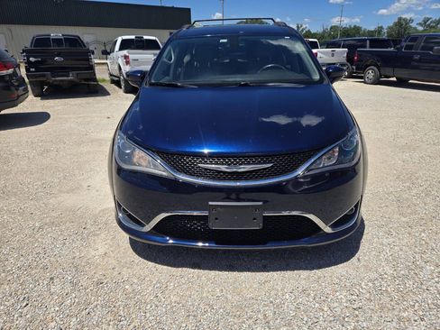 Used 2017 Chrysler Pacifica Touring-L w/ Tire & Wheel Group FWD image 12