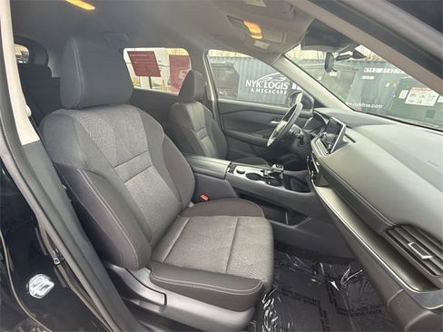 Certified 2025 Nissan Rogue SV image 23