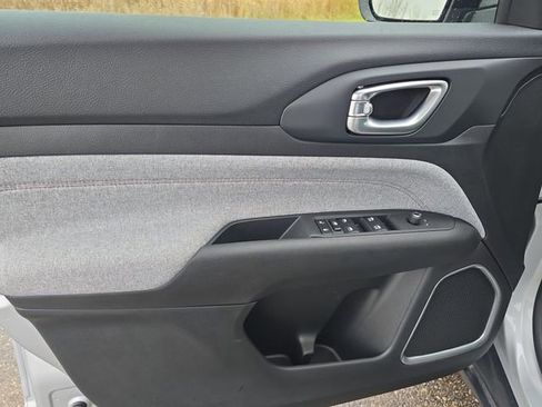 Certified 2024 Jeep Compass Latitude image 9