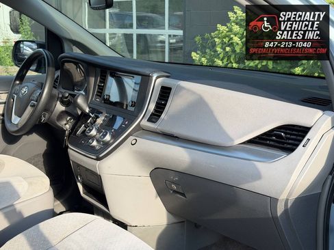 Used 2015 Toyota Sienna LE FWD image 32