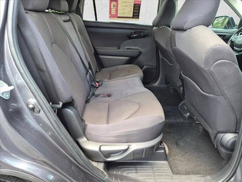 Used 2024 Toyota Highlander LE FWD image 17