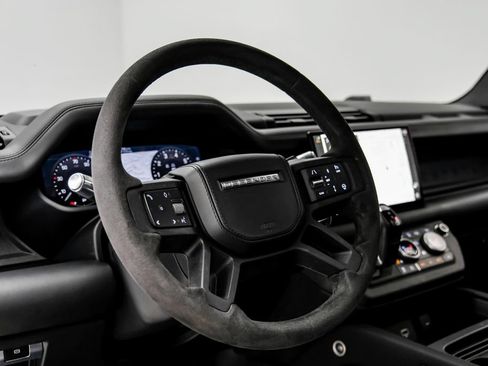 Used 2022 Land Rover Defender 90 V8 AWD/4WD image 18