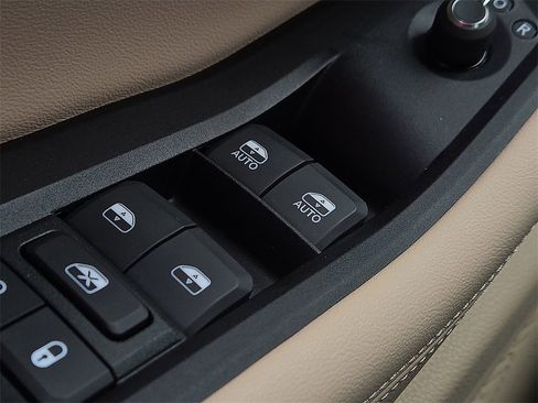 Used 2024 Jeep Grand Cherokee L Limited w/ Luxury Tech Group II image 17