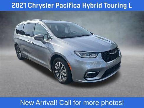 Used 2021 Chrysler Pacifica Touring-L FWD image 2