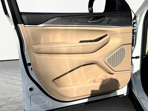 Used 2022 Jeep Grand Cherokee Limited image 23