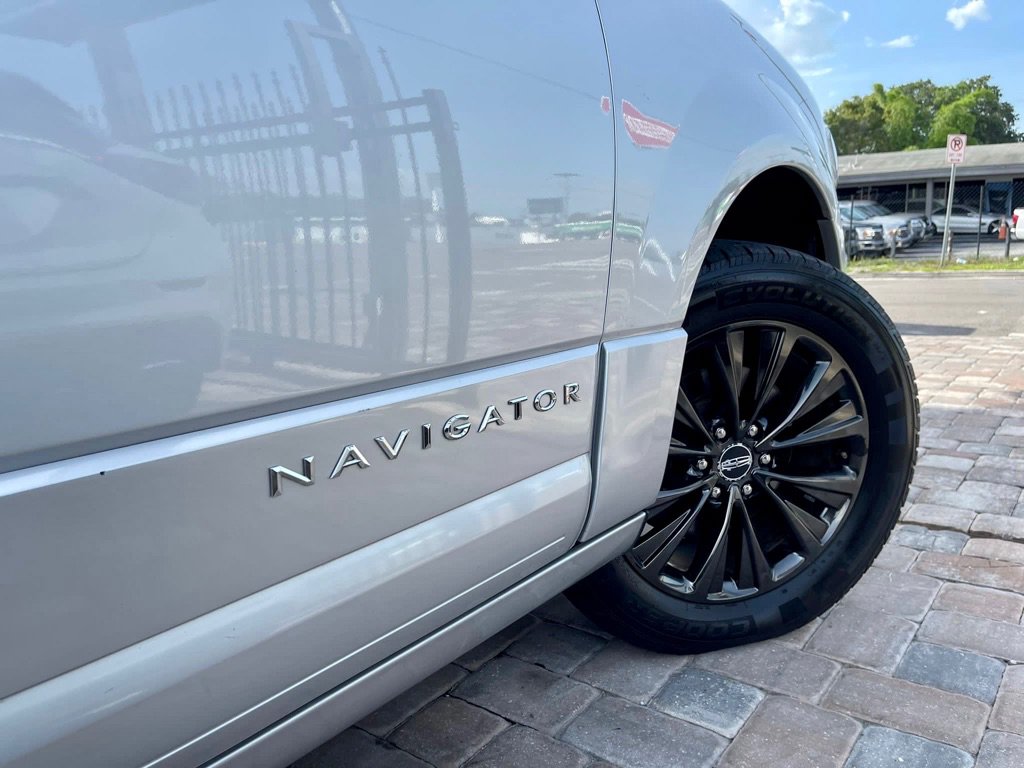 Used 2015 Lincoln Navigator 2WD image 12