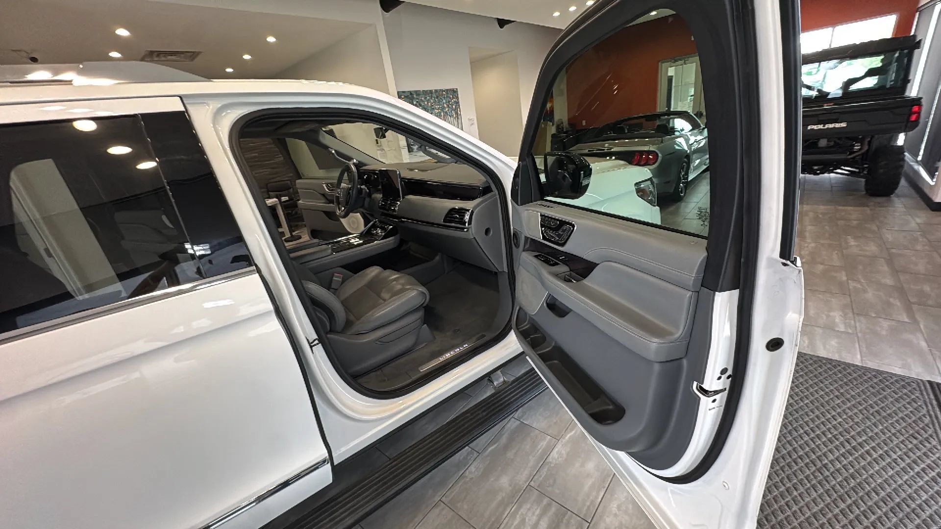 Used 2020 Lincoln Navigator L Reserve w/ Luxury Package AWD/4WD image 32