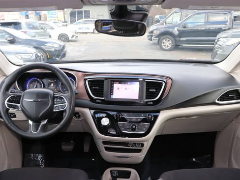 Used 2023 Chrysler Voyager LX image 18