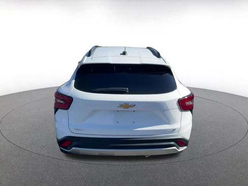 Used 2025 Chevrolet Trax LT image 11