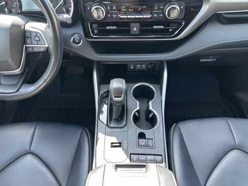 Used 2022 Toyota Highlander XLE image 14
