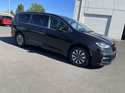 Used 2024 Chrysler Pacifica Limited FWD image 7