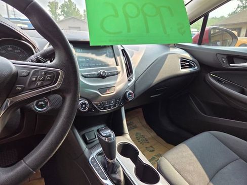Used 2018 Chevrolet Cruze LT w/ Convenience Package FWD image 17