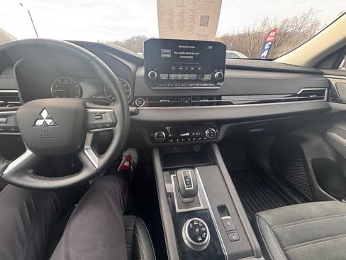 Used 2024 Mitsubishi Outlander SE image 17