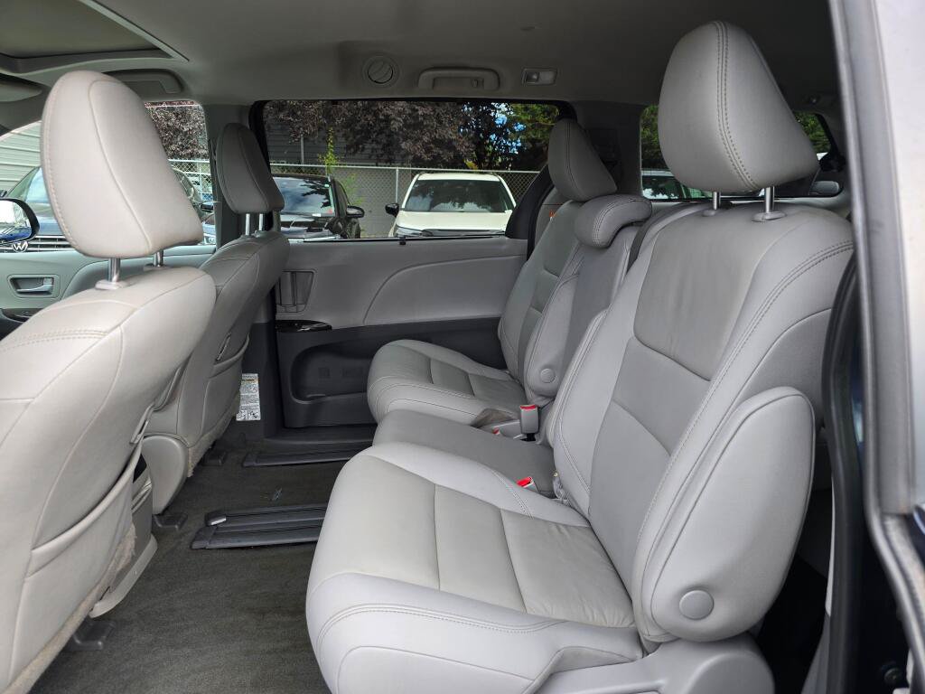 Used 2020 Toyota Sienna XLE w/ XLE Navigation Package FWD image 16