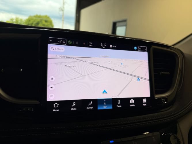 Used 2024 Chrysler Pacifica Limited FWD image 16