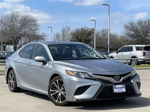 Used 2020 Toyota Camry SE image 2