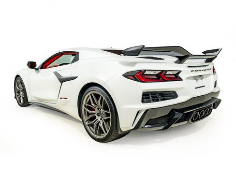 Used 2025 Chevrolet Corvette Z06 w/ Stealth Interior Trim Package RWD image 4