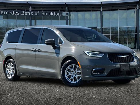 Used 2023 Chrysler Pacifica Touring-L image 2