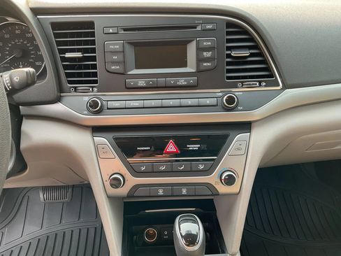 Used 2017 Hyundai Elantra SE FWD image 18