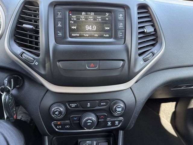 Used 2016 Jeep Cherokee Latitude AWD/4WD image 23